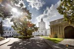 Wieża, brama wjazdowa oraz oficyna wschodnia w parku radziwiłłowskim