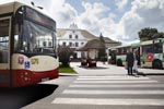 Przystanek autobusowy przy rondzie Dmowskiego z widokiem na dworzec kolejowy